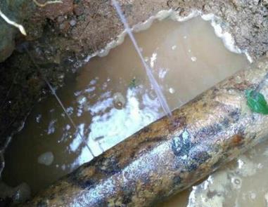 涞源楼顶渗水维修公司分享下地暖漏水的原因及检测方法。